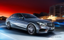 Серый Mercedes-Benz E-class с абсолютно новой оптикой на улицах города